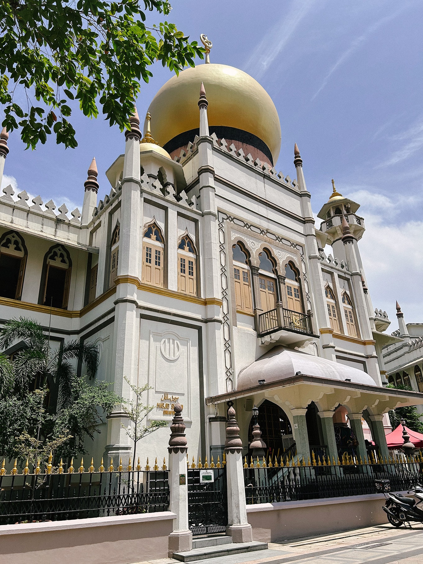 Iconic Sultan Mosque in Kampong Glam Singapore, a key cultural landmark steps away from Coliwoo Hotel Kampong Glam